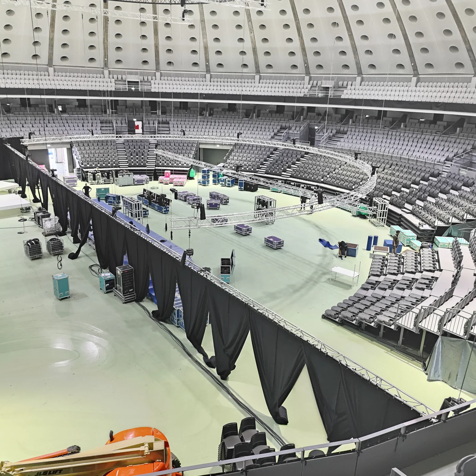 Montagem de estruturas e equipamentos técnicos num pavilhão de eventos